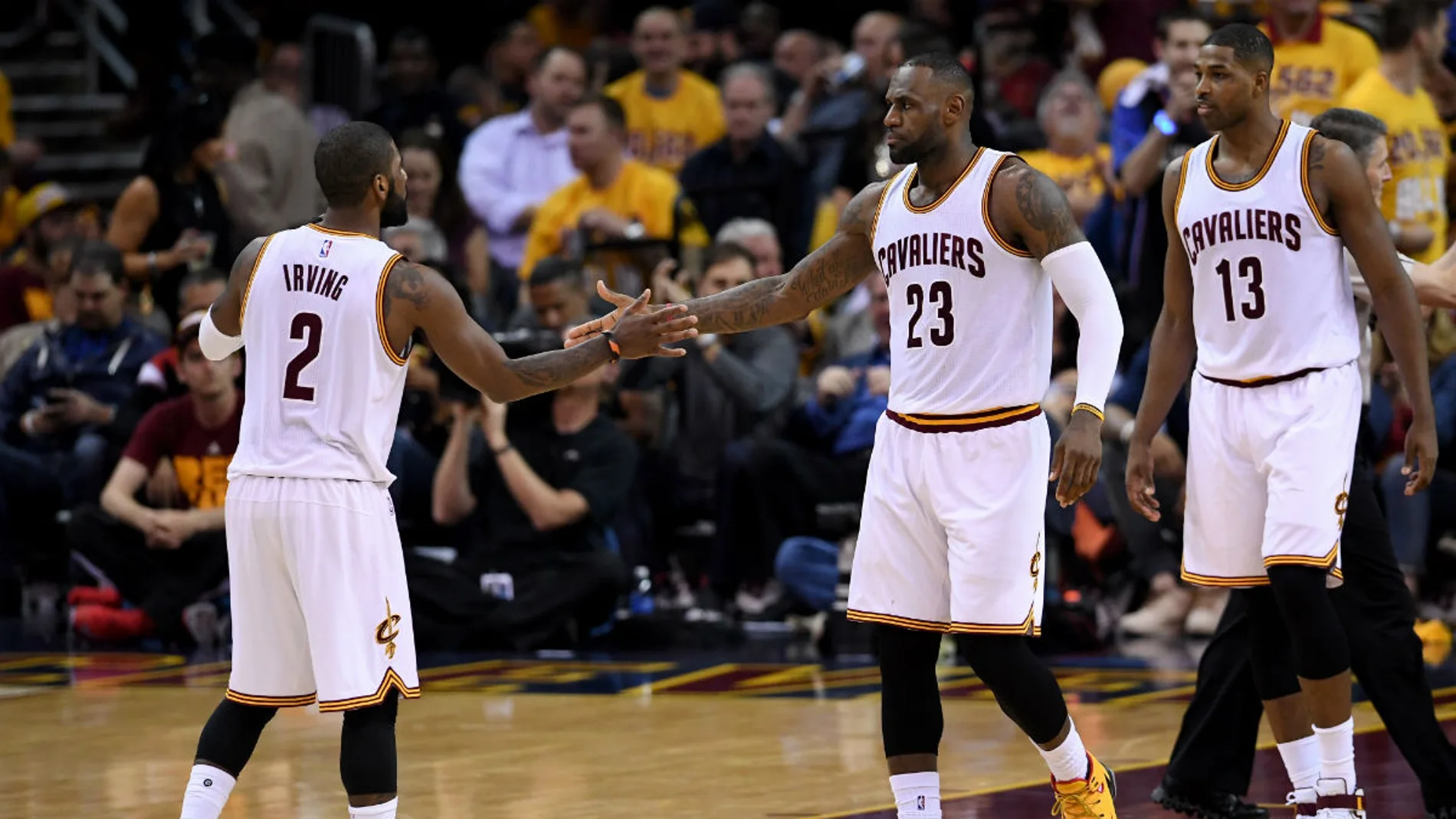 LeBron James e Irving celebran una jugada ante Toronto LeBron James e Irving celebran una jugada ante Toronto