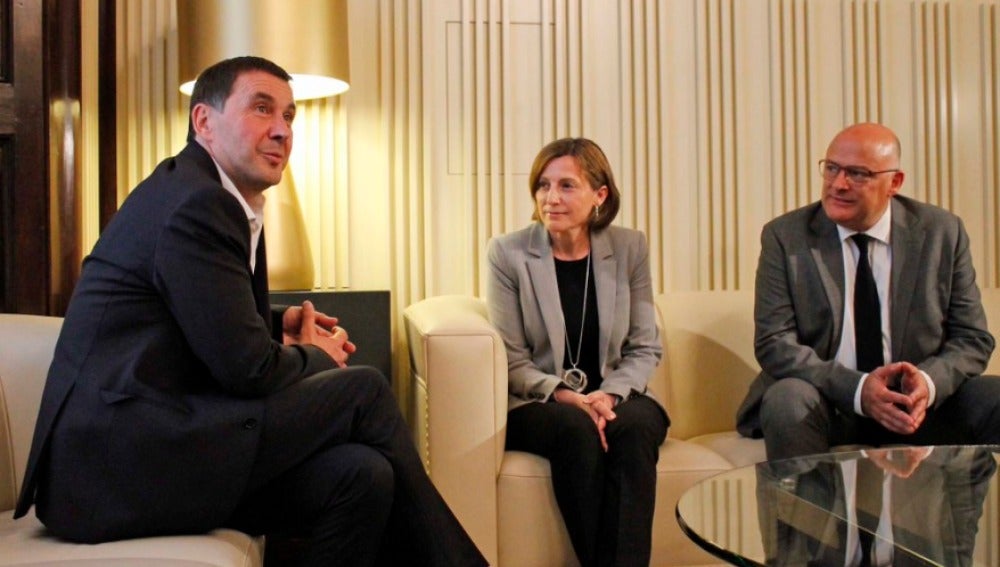 Forcadell con Otegi en el Parlament