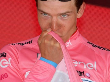 Bob Jungels besa la 'maglia rosa' del Giro de Italia