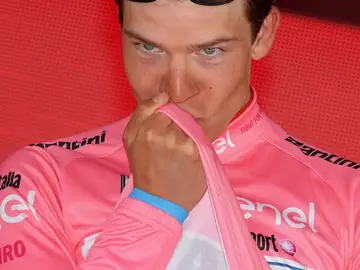 Bob Jungels besa la 'maglia rosa' del Giro de Italia Bob Jungels besa la 'maglia rosa' del Giro de Italia