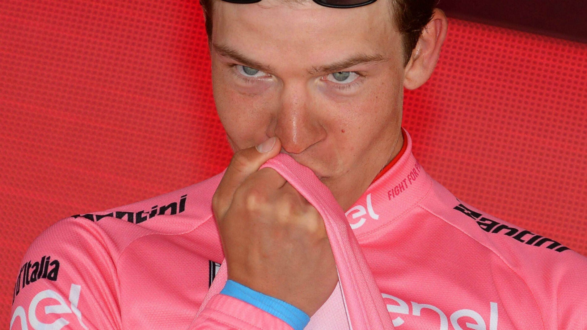 Bob Jungels besa la 'maglia rosa' del Giro de Italia