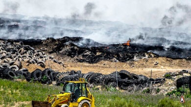 Continúa la suspensión lectiva en los colegios de Seseña por el incendio en el cementerio de neumáticos