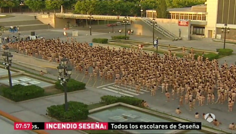 Frame 36.795213 de: El fotógrafo Spencer Tunick planea un acto de protesta ante Donald Trump con cien mujeres desnudas