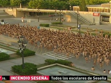 Frame 36.795213 de: El fotógrafo Spencer Tunick planea un acto de protesta ante Donald Trump con cien mujeres desnudas