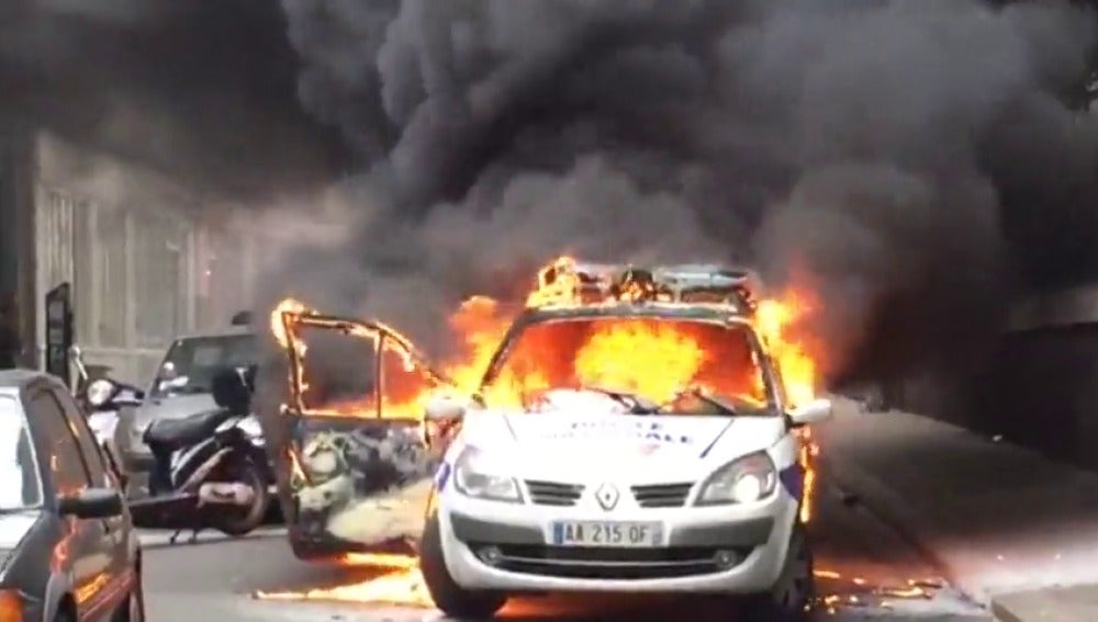 Frame 1.016958 de: Varios vehículos, incluido un coche policial, incendiados en Paris