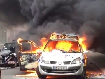 Frame 1.016958 de: Varios vehículos, incluido un coche policial, incendiados en Paris