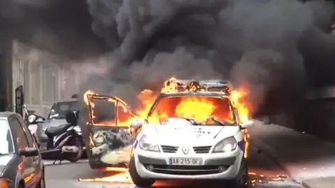 Frame 1.016958 de: Varios vehículos, incluido un coche policial, incendiados en Paris Frame 1.016958 de: Varios vehículos, incluido un coche policial, incendiados en Paris