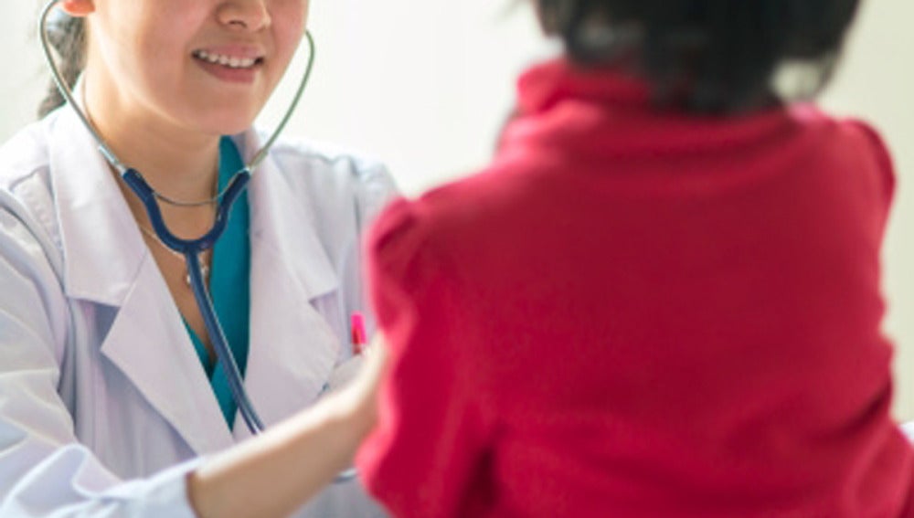 Un niño en una consulta médica