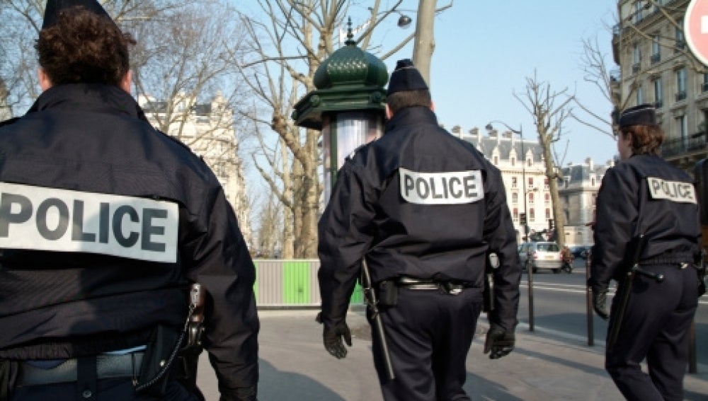 Agentes de la policía francesa en París
