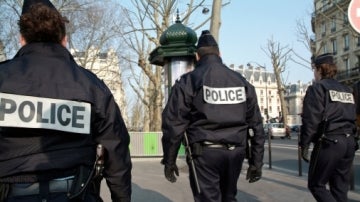 Agentes de la policía francesa en París