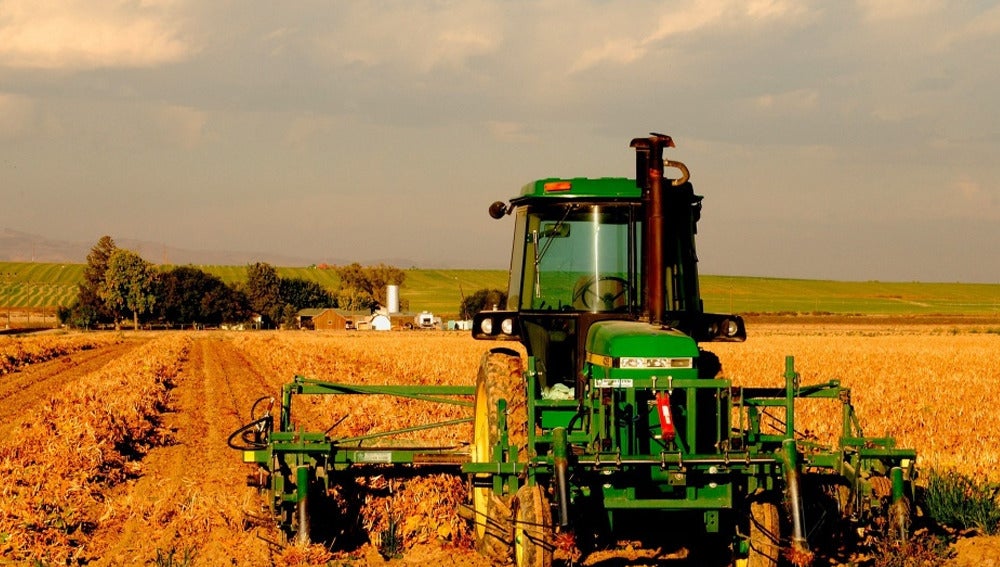 Imagen de un tractor arando
