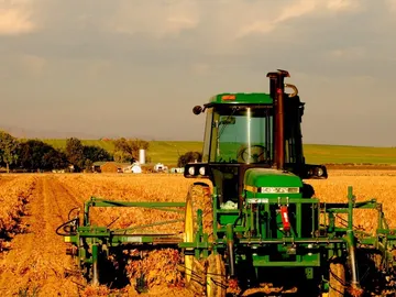 Imagen de un tractor arando Imagen de un tractor arando