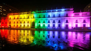 Los colores del arco&iacute;ris en La Moneda (18-05-2016)