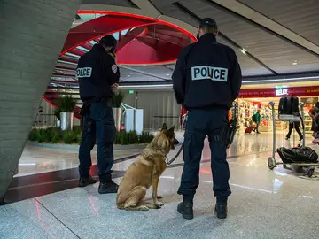 Agentes en el aeropuerto de París Agentes en el aeropuerto de París