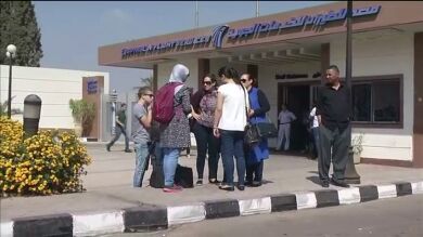 Los familiares de los pasajeros egipcios del avión siniestrado aguardan en el aeropuerto de El Cairo