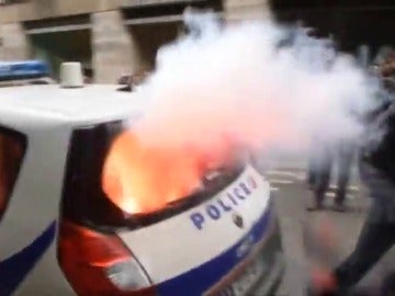 Frame 1.123613 de: Brutal agresión a un policía frances