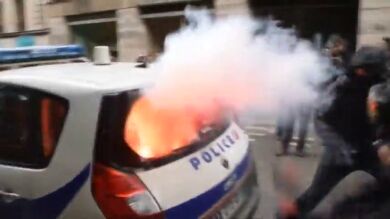 Brutal agresión a un policía galo con una barra de metal en mitad de las manifestaciones en Francia