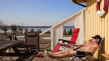 Un reo en la prisión tomando el sol Un reo en la prisión tomando el sol