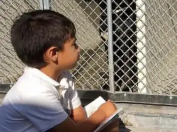 Jacob leyendo a un perro abandonado Jacob leyendo a un perro abandonado