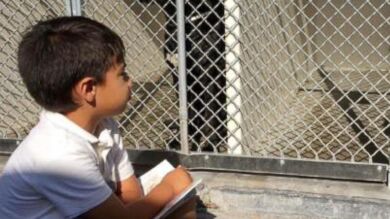 Jacob, el niño autista que todos los jueves acude a la protectora a leer cuentos a los perros abandonados 
