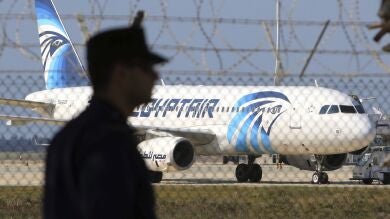El Ejército egipcio anuncia el hallazgo un restos humanos entre las piezas del avión de Egyptair siniestrado