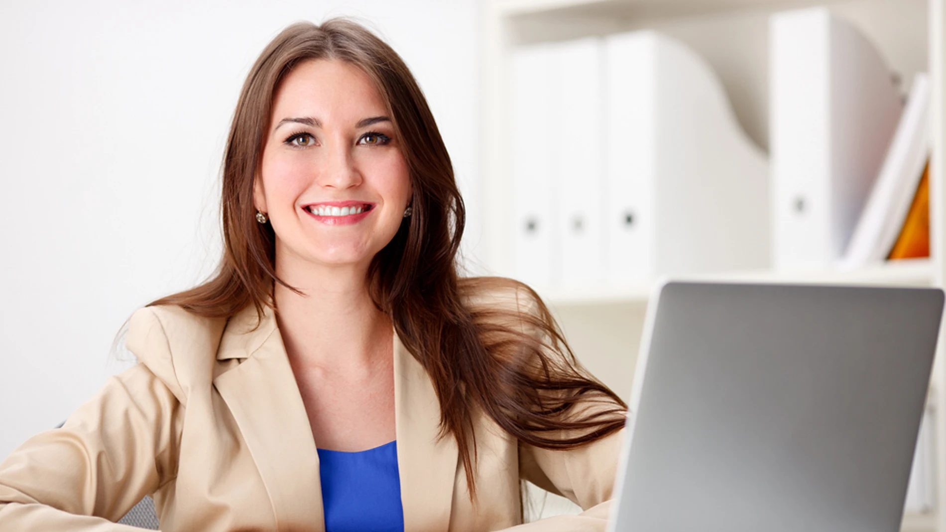 Mujer en su puesto de trabajo Mujer en su puesto de trabajo