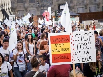 Participantes en una concentración contra la fiesta del Toro de la Vega