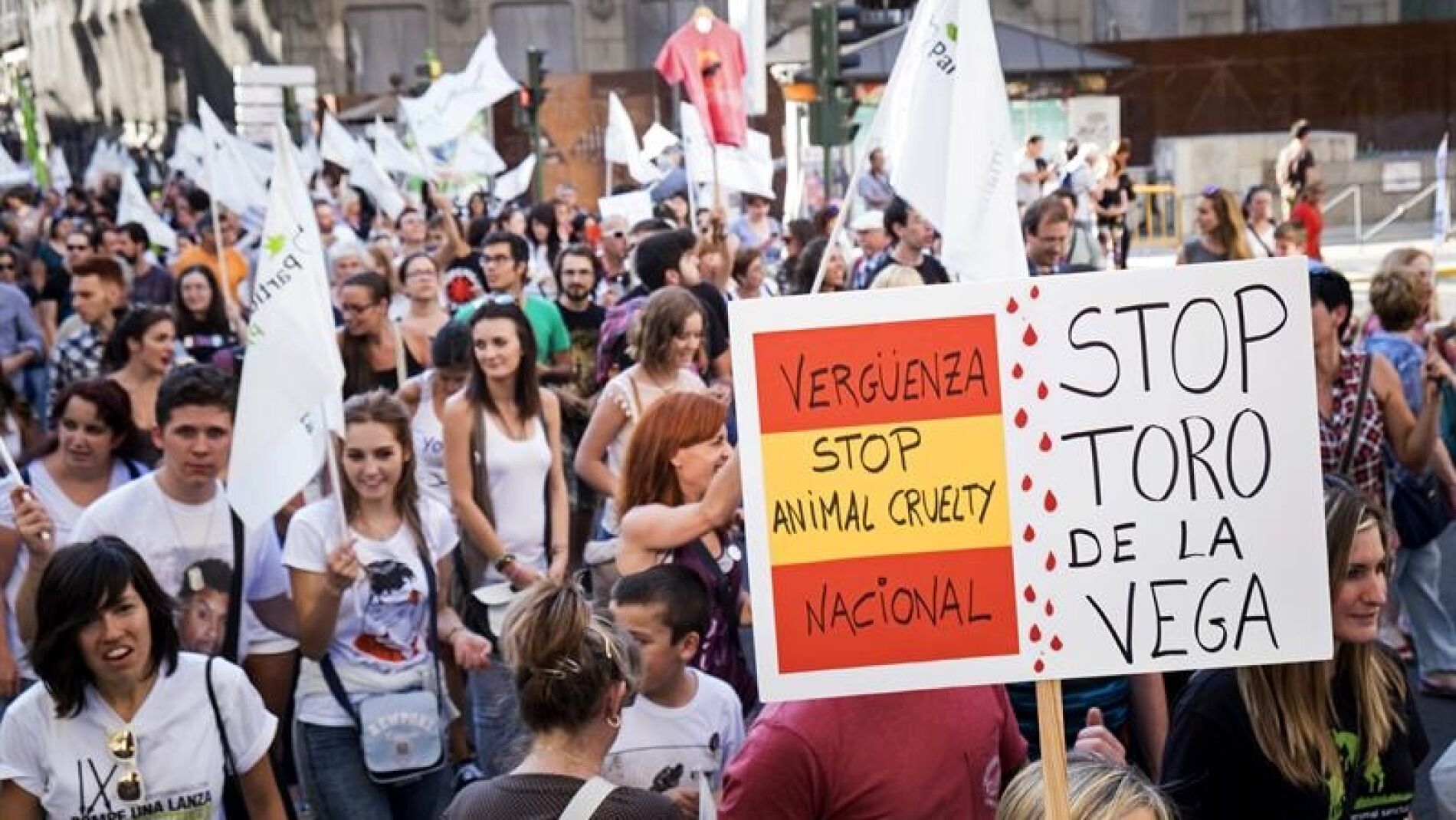Participantes en una concentraci&oacute;n contra la fiesta del Toro de la Vega