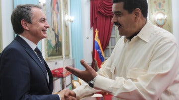 El presidente de Venezuela, Nicolás Maduro, saluda al expresidente español José Luis Rodríguez Zapatero