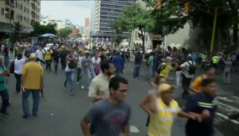 Frame 1.775218 de: Cargas policiales y altercados en las calles de Venezuela