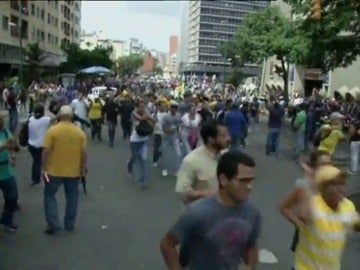 Frame 1.775218 de: Cargas policiales y altercados en las calles de Venezuela