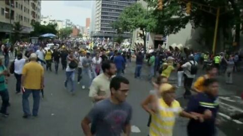 Frame 1.775218 de: Cargas policiales y altercados en las calles de Venezuela