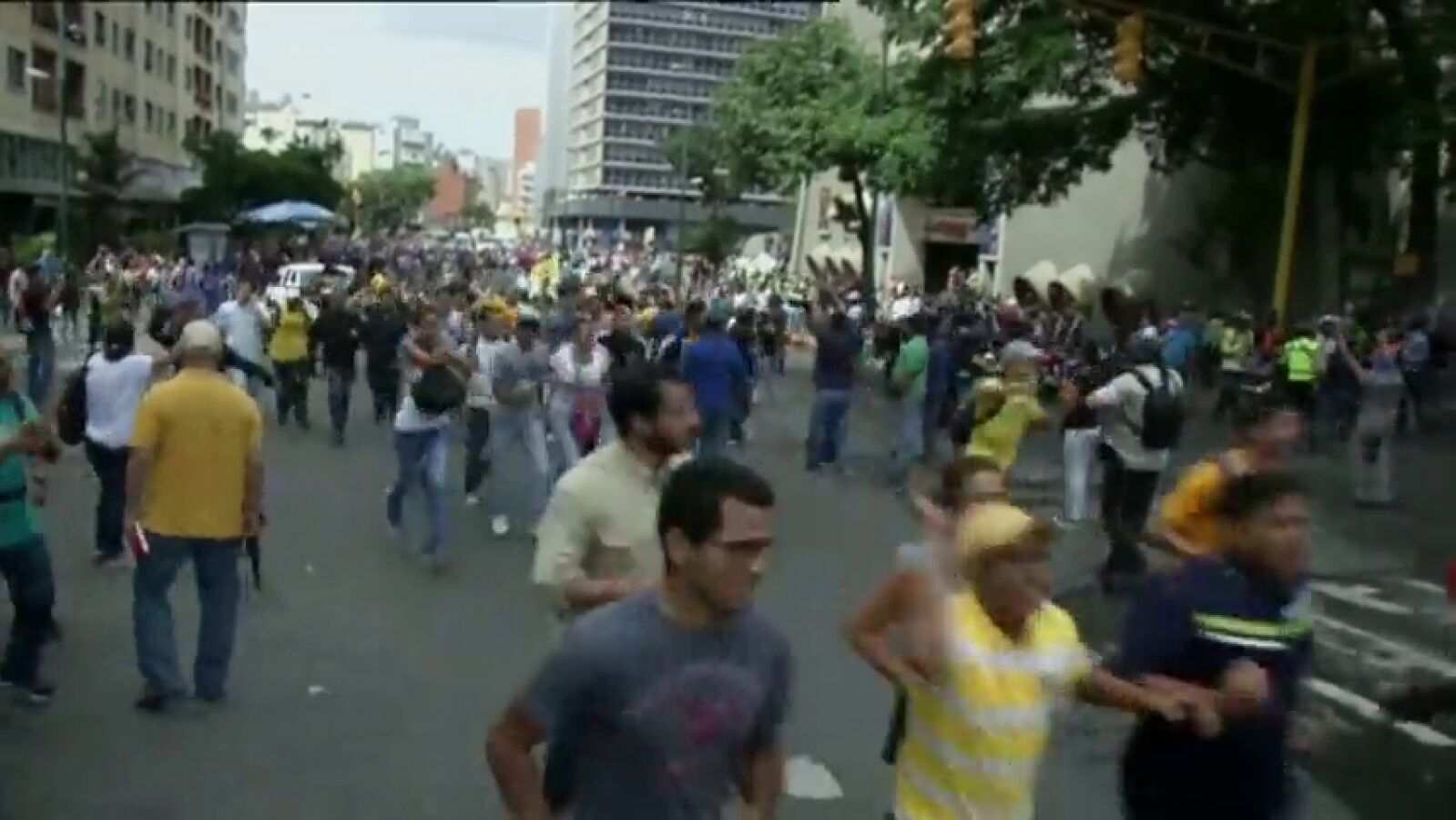 Los antidisturbios cargan contra los manifestantes en las calles de Venezuela