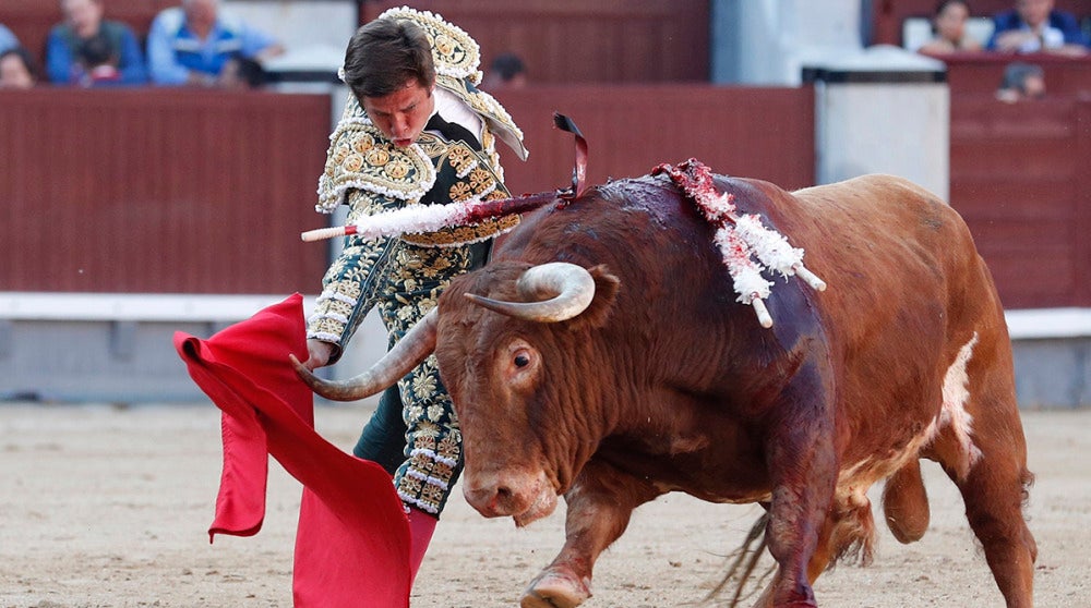 El diestro Julián López "El Juli" da un pase con la muleta al primero de su lote