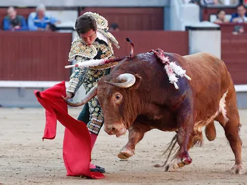El diestro Julián López "El Juli" da un pase con la muleta al primero de su lote El diestro Julián López "El Juli" da un pase con la muleta al primero de su lote