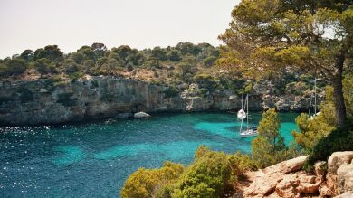 Muere una mujer y un hombre herido al aplastarles una roca en Mallorca