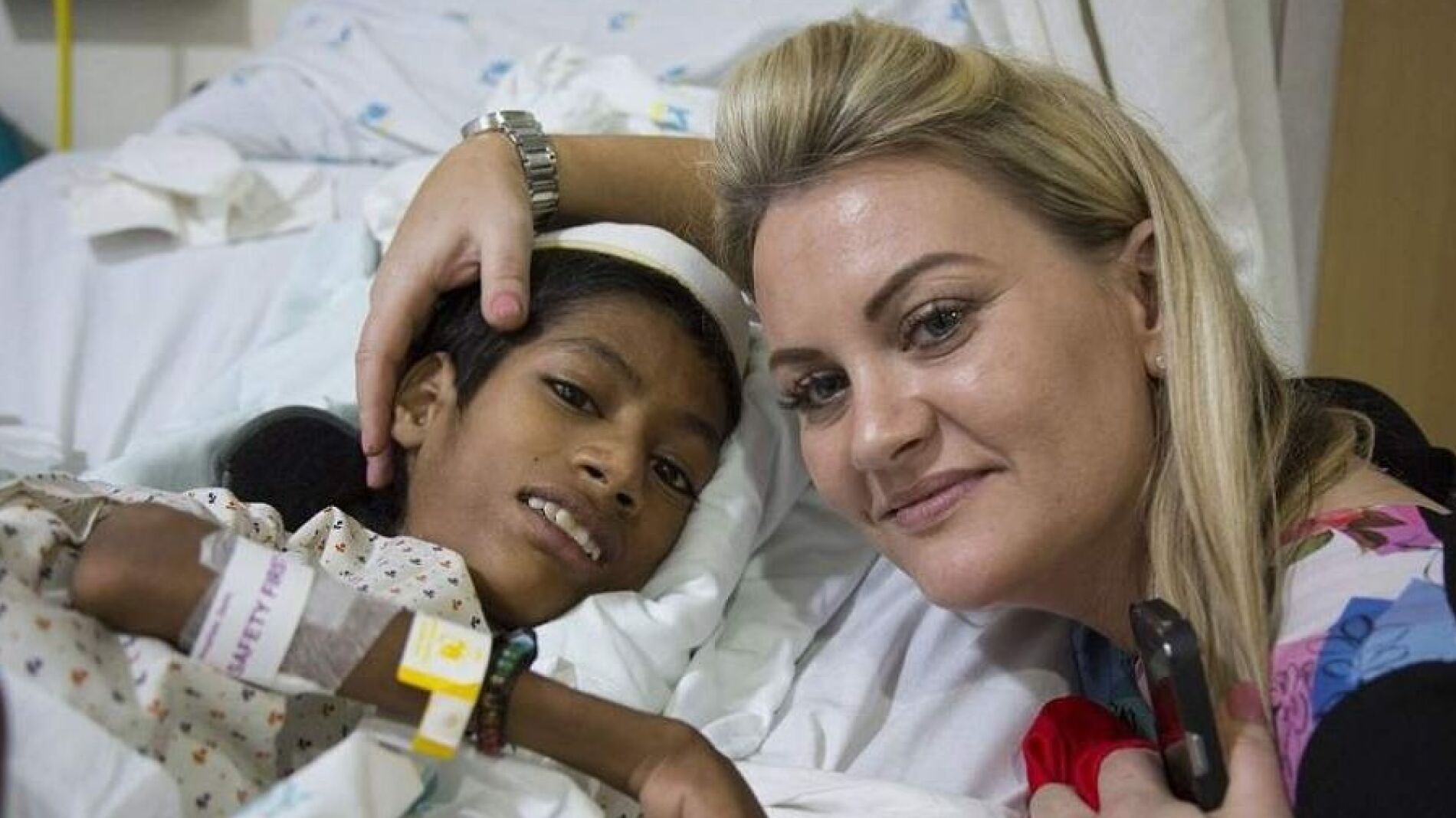 La mujer con el ni&ntilde;o tras l aoperaci&oacute;n