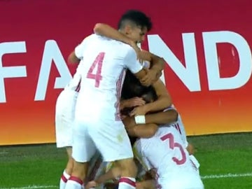 Lus jugadores de España celebran un gol