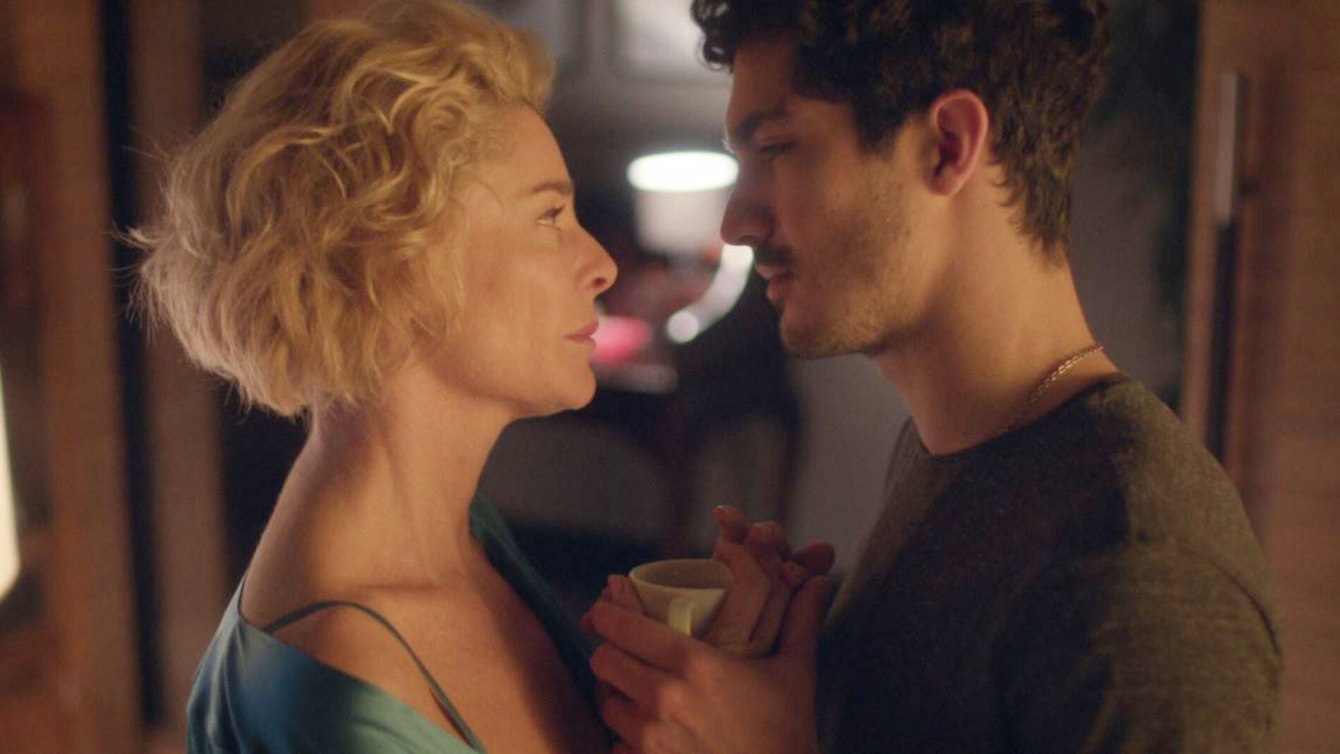 La tensi&oacute;n sexual entre Carlos y Claudia aumenta