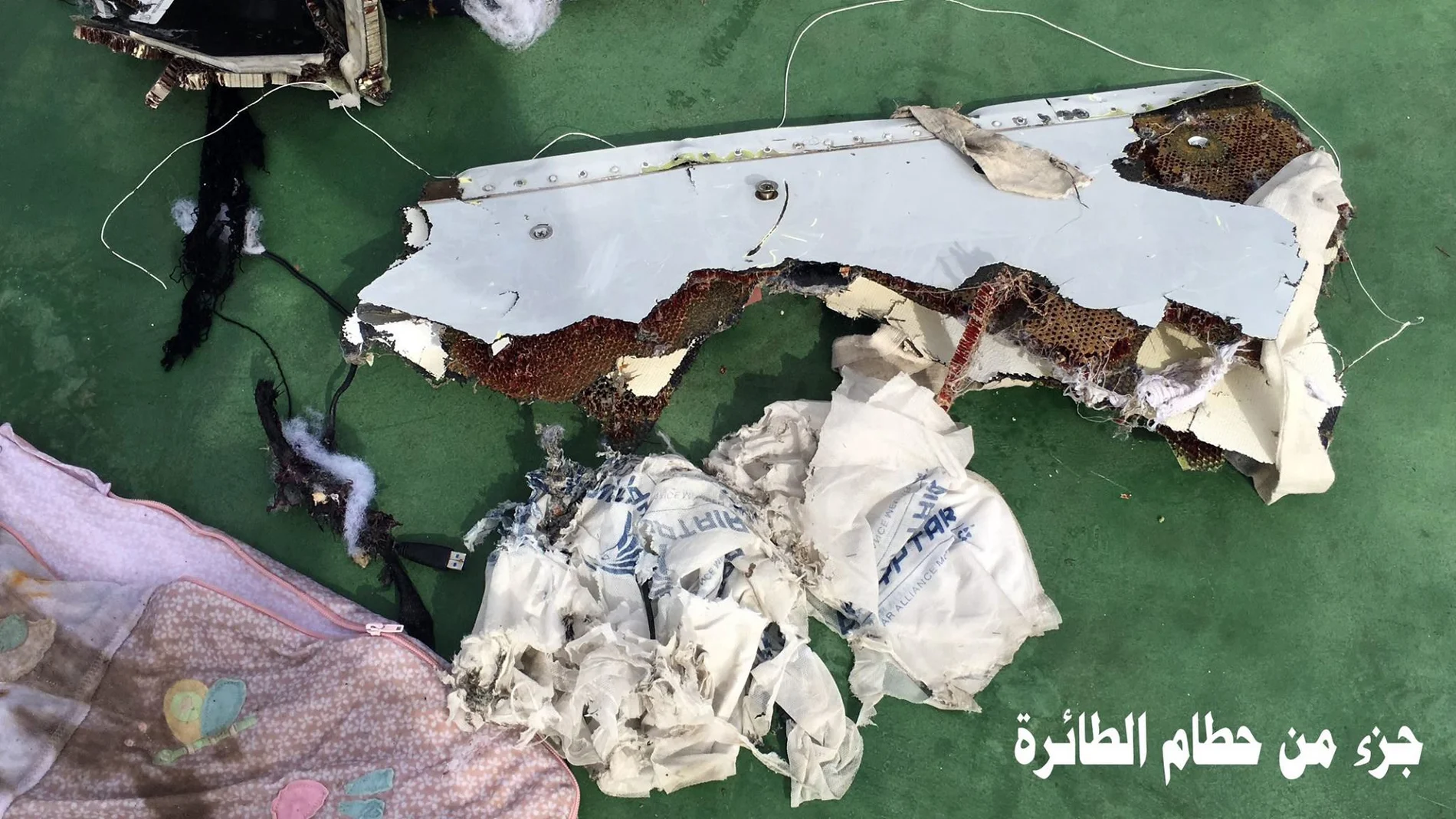 Uno de los restos del avión de EgyptAir encontrados Uno de los restos del avión de EgyptAir encontrados