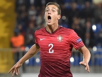Dalot celebra un gol con Portugal