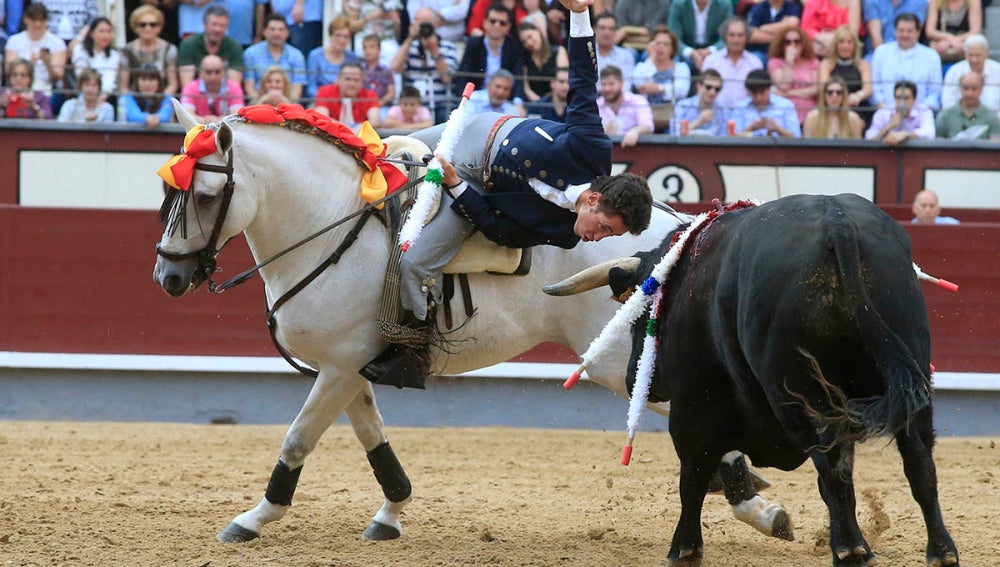 El rejoneador Leonardo Hernández en la faena con su primer astado