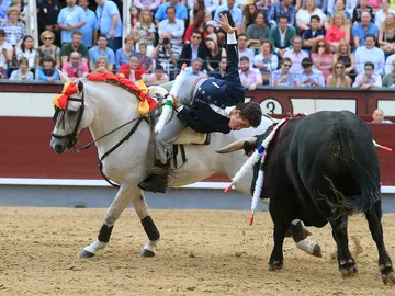 El rejoneador Leonardo Hernández en la faena con su primer astado El rejoneador Leonardo Hernández en la faena con su primer astado