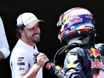 Alonso saluda a Max Verstappen en Montmeló