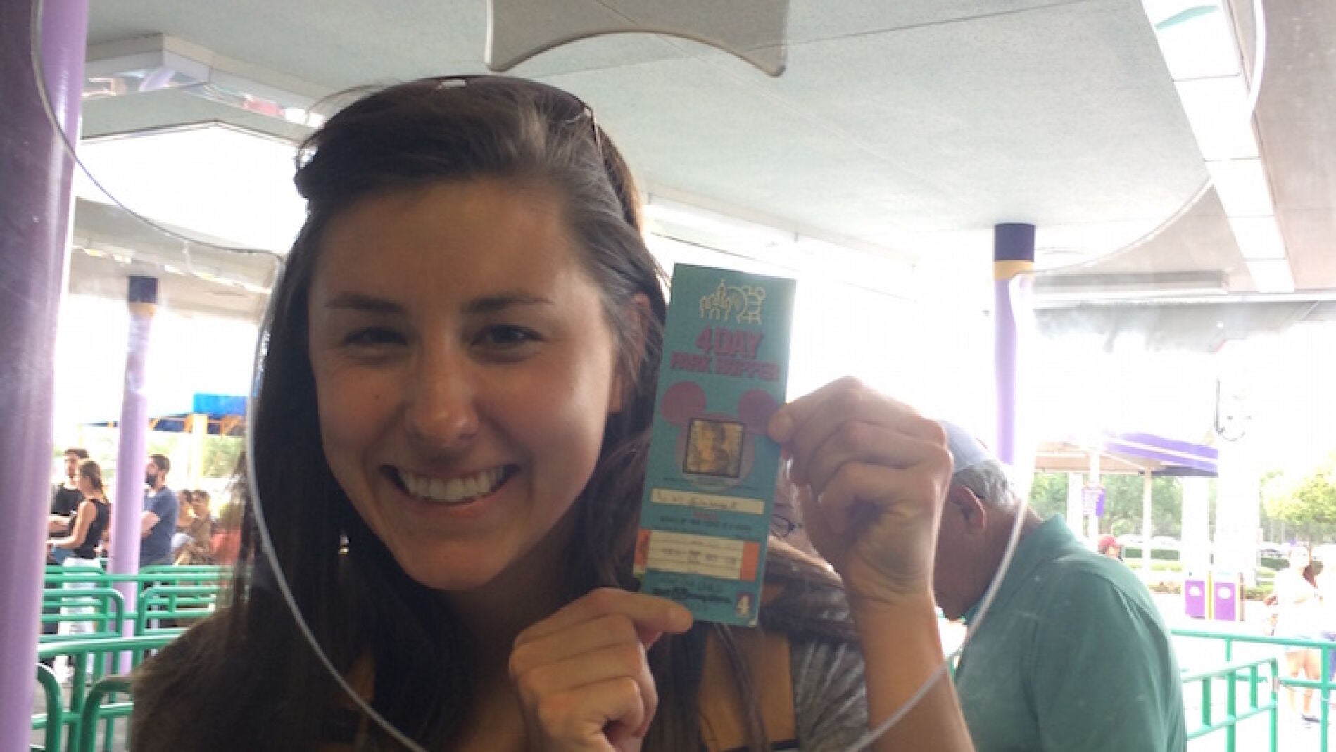 Chelsea Herline, junto a su entrada de hace 22 a&ntilde;os