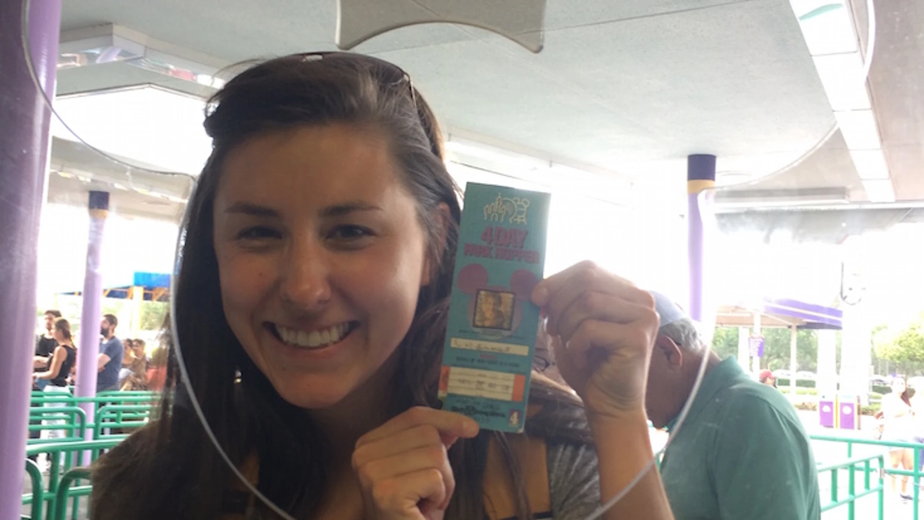 Chelsea Herline, junto a su entrada de hace 22 años Chelsea Herline, junto a su entrada de hace 22 años