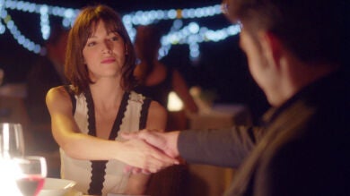 Ester acepta la proposición de trabajo de Roberto