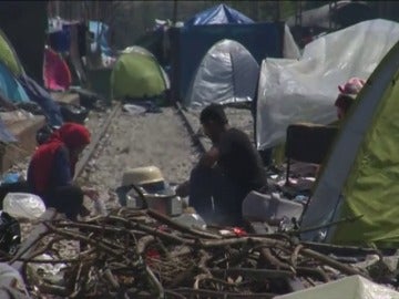 Frame 58.484193 de: La policía griega comienza a desalojar el campamento de Idomeni donde hay más de 8.400 refugiados
