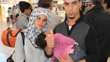 Una pareja de sirios con su hijo antes de viajar a Madrid