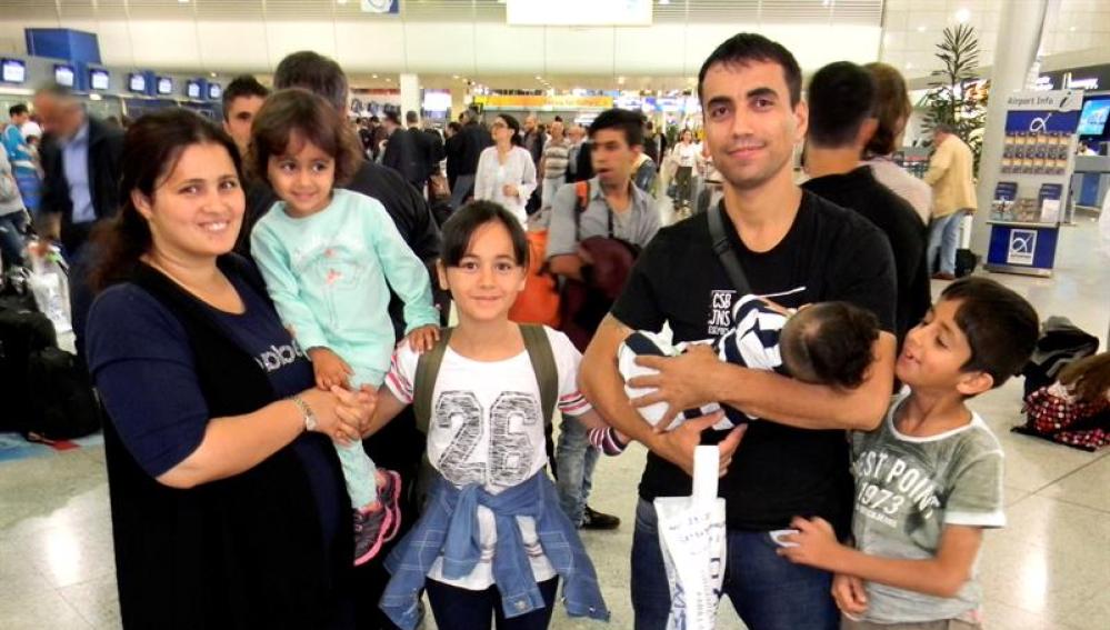Nafia Bedredin,de nacionalidad iraqui, con su mujer y sus cuatro hijos en el aeropuerto de Atenas